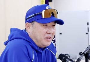 【图片】面带笑容的朴振万教练