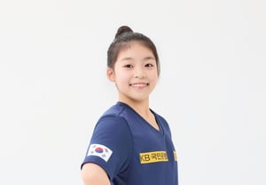 "Cầu thủ có bất ngờ"... 'Nhắm tới Olympic LA sau kỳ tích AG' Hwang Seo-hyun, nhận giải Ngôi sao tương lai danh dự [Giải Ngôi sao tương lai 2026]

Hwang Seo-hyun của đội được trao giải Ngôi sao tương lai danh dự tại lễ trao giải Ngôi sao tương lai 2026 được tổ chức ngày 22 tại .

Giải thưởng này được trao cho cầu thủ có tiềm năng phát triển cao nhất trong năm qua. Hwang Seo-hyun đã thể hiện những màn trình diễn ấn tượng trong các giải đấu quốc tế, đặc biệt là tại Asiad vừa qua.

"Tôi rất vinh dự nhận được giải thưởng này. Tôi sẽ tiếp tục nỗ lực để có thể tham dự Olympic LA và đạt được những thành tích tốt hơn nữa" — Hwang Seo-hyun chia sẻ.

Hwang Seo-hyun được biết đến là một cầu thủ có khả năng bất ngờ, luôn có thể tạo ra những khoảnh khắc đáng nhớ trong các trận đấu. Với sự phát triển liên tục, cô được kỳ vọng sẽ trở thành một trong những ngôi sao sáng của thể thao Hàn Quốc trong tương lai.