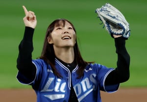 [Foto] Baek Hana: "¿Puede faltar la celebración?"