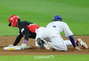[Photo] Stolen base in action: Kim Do-young, FedEx wobbles