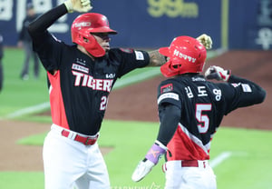 [Photo] Castro's two-run homer, mid-air celebration with Kim Do-young
