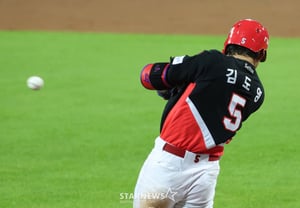 [Photo] Kim Do-young hits a left-field single to decide on multiple base runners