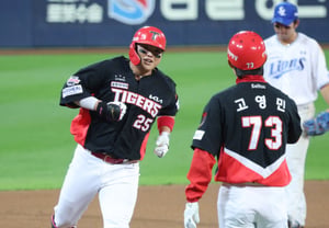 [Foto] Solitario de Han Jun-su: "una sonrisa inevitable"