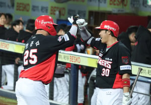 [Foto] Han Jun-soo, choque de antebrazos con Ha Ju-seok