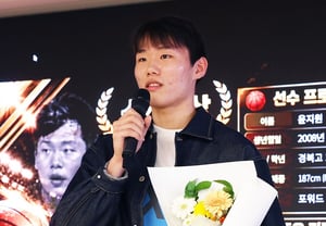 来年は大賞を取るぞ「1年前の約束を守ったユン・ジウォン、最終目標はNBA··· イ・ヒョンジュンの特別な助言も受けた [2026 フューチャーズスター大賞]