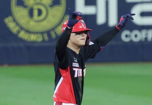 [Foto] Doblete de Kim Do-young, sonrisa tímida