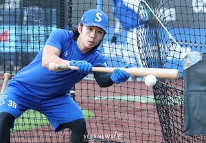 [フォト] キム・ソンユン、センスのあるコンタクト