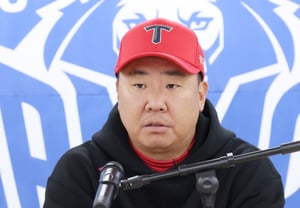 [フォト] イ・ボムホ監督、一試合一試合を切実に
