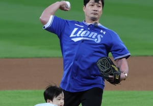 [フォト] オ・スンファン「ワインドアップは息子が一枚上手」