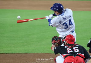 [Photo] Choi Hyeong-woo hits a line drive to right field, becoming the oldest player to appear in a postseason game