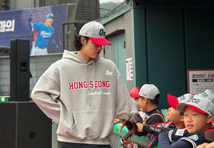 'Hanwha Moon Dong-ju transforms with long hair' — Korean baseball legend continues heartwarming good deeds for 4th year, 'Gifting dreams'... "I too recall the feelings I had when I first started playing baseball..."