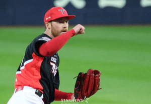 [Photo] Oller: "Did the ball get stuck?"