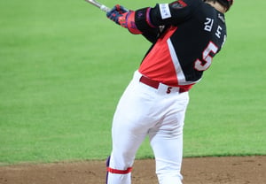 [Photo] Kim Do-young, clean hit to center field