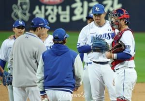 わぁ! 108球の力投で6回2/3を投げて2失点と踏ん張ったフローダだが、ラパクでは「熱いスタンディングオベーション」が沸き起こった