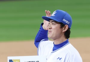 [Foto] Sensación de bateo en su punto más alto: Gu Ja-wook, "¿Quién soy yo?"
