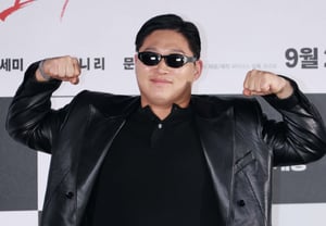 "Blessed to the point of being overwhelmed": Swings makes an impact from his screen debut… Nominated for Best New Actor at the Blue Dragon Film Awards