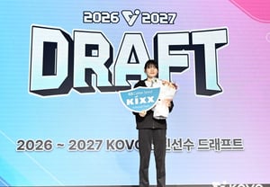 "I will definitely beat my older sister when I face her." GS Caltex's Park Eun-bin, the youngest daughter of an Olympic volleyball national team player and a mother, writes V-League history as the first "three sisters selected in the 1st round"