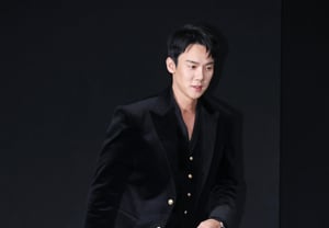 Yoo Yeon-seok, «Pasos temblorosos» [★FOTO]