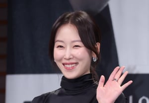 Seo Hyun-jin's "Cute Hand Wave" [★Photo]