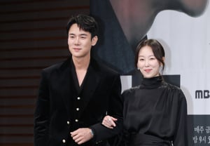 Yoo Yeon-seok and Seo Hyun-jin strike a warm pose [★Photo]
