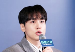 Diễn viên Kang Yu-seok chào hỏi [★ẢNH]