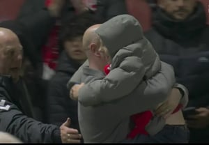 「これがサッカーだ」アーセナルを沈めたイングランド4部チームの監督、小さなファンを抱き「号泣」··· 名勝負の中で名シーンが演出された