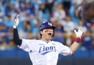 "There is no player greater than the team": Despite being hit by a headshot, he stole a base and changed the momentum with two decisive hits... Can Park Seung-gyu become the "crazy player" who saves Samsung? [PO3]