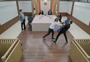 打孩子脸的冠军丈夫,在调解室与妻子进行拳击对练