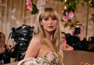 ジェニファー・ローレンス、顔の整形計画を明かす「セクシーな母親になりたい」 [スター・イシュー]