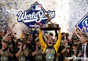 '57 năm chờ đợi kết thúc' Đội MIL lần đầu vô địch World Series... MVP thuộc về Contreras với 'chỉ số đánh bóng 0.381' [MLB]
