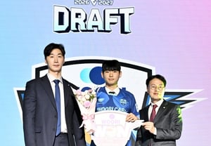 4% kỳ tích để giữ vị trí 3, nhưng lại chọn 2 OH... Tại sao Woori Card lại nuôi dưỡng một tiền đạo cao 200cm + "Kwak Seung-seok thứ hai"?