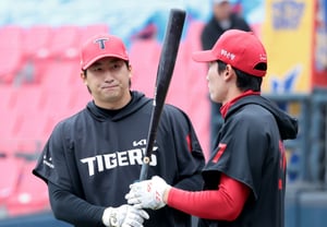 [Foto] Na Seong-beom, preparándose para el entrenamiento de bateo