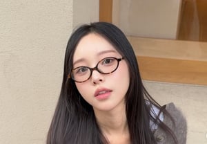 "I can't believe we won't make it past this year"... Lee Sol-i, wife of comedian Park Sung-gwang, expresses despair over her pet dog's terminal diagnosis