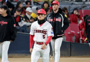 [Photo] "Stepping onto the field for Game 3" Kim Do-young