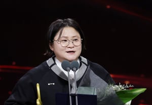 Kim Shin-young nhận bằng khen của Bộ trưởng Bộ Văn hóa, Thể thao và Du lịch [★ẢNH]