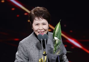 La presentadora de televisión Bae Mi-hyang recibe la condecoración del Primer Ministro [★FOTO]