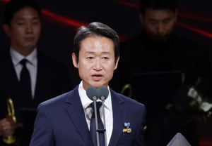 El actor Yoo Seung-mok, galardonado con la medalla del Primer Ministro [★Foto]