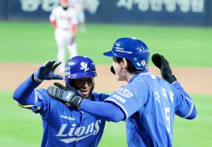 [Photo] Diaz's go-ahead two-run home run