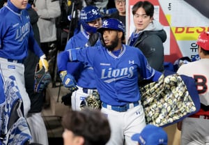 [Photo] "Feeling good!" Diaz hits go-ahead two-run home run