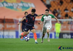 "Por fin ganamos": el gol decisivo de Choi Byung-chan y la defensa impenetrable del internacional Shin Min-ha... Gangwon derrota a Kuching en casa y logra su primera victoria en la ACL2