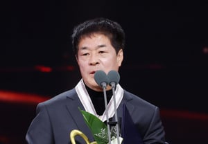 制作人朴明成获颁保冠文化勋章[★照片]