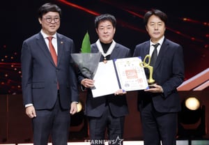 保管文化勲章を受章したプロデューサー、パク・ミョンソン [★フォト]