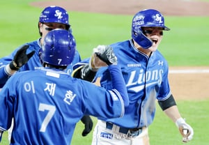 [Photo] A roar erupts! Ryu Ji-hyuk's go-ahead two-run home run nullifies Kim Do-young's homer in the top of the fifth inning