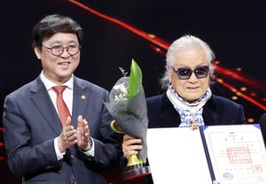 Violinist Shin Gwan-woong receives the Bogwan Cultural Medal [★Photo]