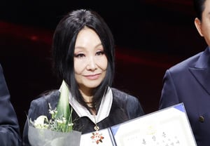 Han Young-ae, with her medal certificate [★Photo]