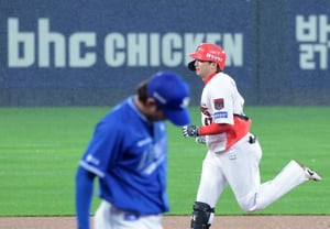 [Photo] 'Won Tae-in, head down' Na Seong-beom hits solo home run