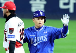 [フォト] 「8回表に安打で出塁した」キム・ホングン