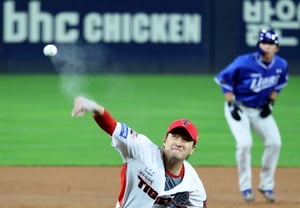 [Photo] "Facing a bases-loaded threat in the top of the 8th," Jeon Sang-hyeon