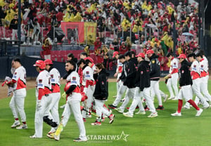 [Foto] Tras la dura batalla bajo la lluvia, los Kia Tigers ceden el tercer partido ante Samsung: «pasos pesados» de decepción