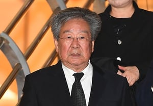 “健康异常说”崔佛岩，住院期间去世……生前腰椎间盘突出→康复治疗 [明星议题]